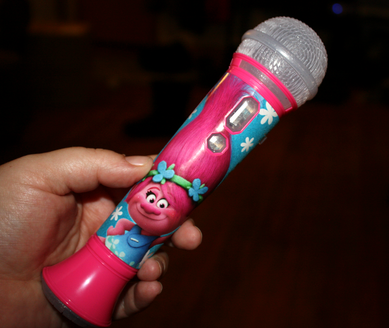 trolls-rock-n-troll-sing-along-microphone