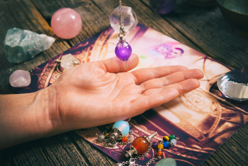 Palm reading with pendulum